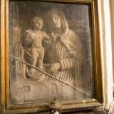 ...la seconda � il quattrocentesco bassorilievo della Madonna della Neve, che con un saio a grosse pieghe scanalate regge alla sua destra il Bambinello in piedi, nudo. Sotto di loro sono disegnati una chiesa e un campanile, a ricordo del miracolo della neve ad agosto: quello che nel IV secolo convinse Papa Liberio ad erigere la famosa basilica romana dedicata alla Madre di Dio